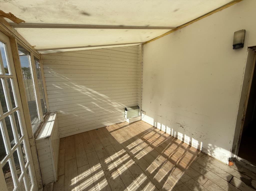 Lot: 125 - MID-TERRACE HOUSE FOR IMPROVEMENT - Conservatory